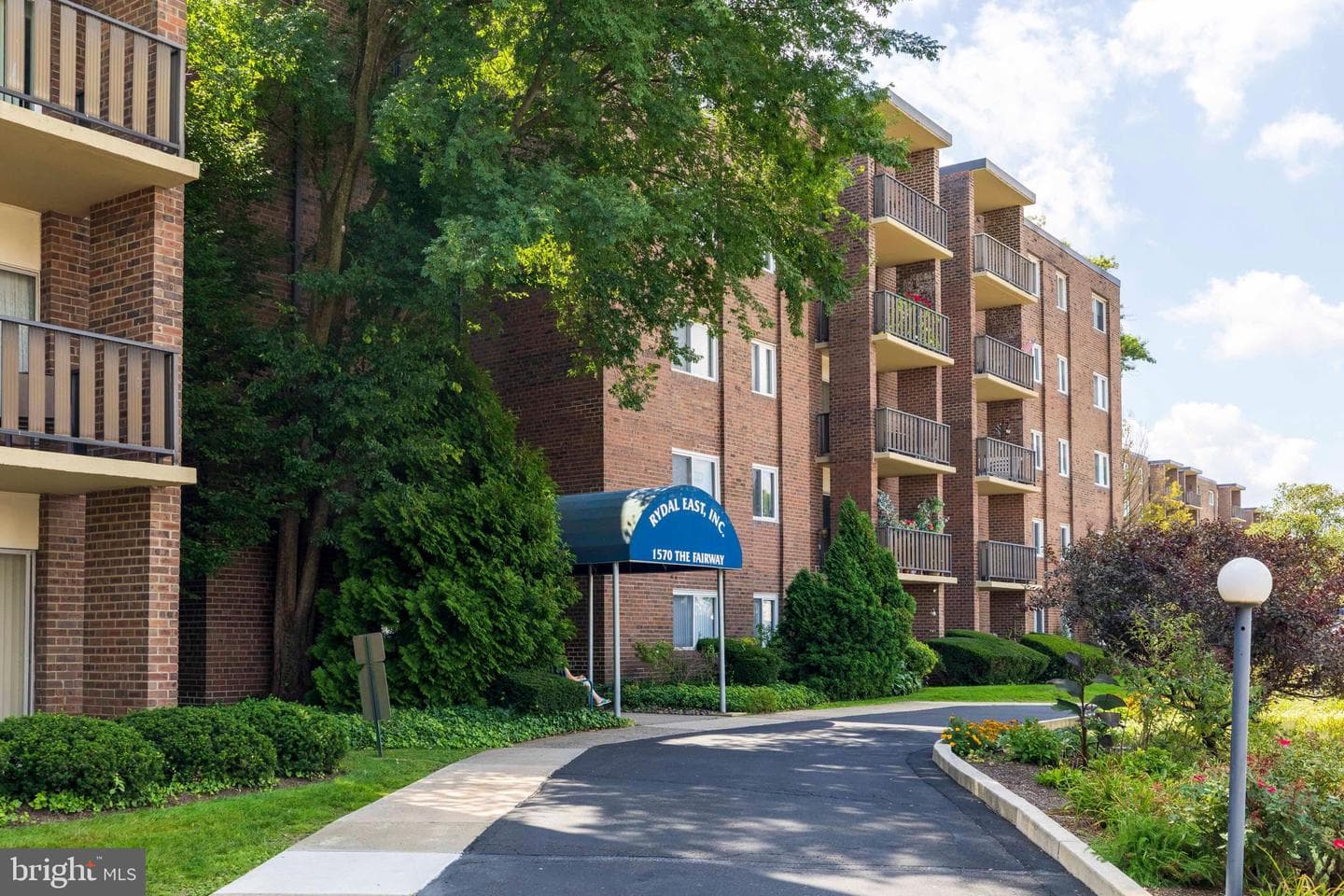 1570 The Fairway #402e photo 2