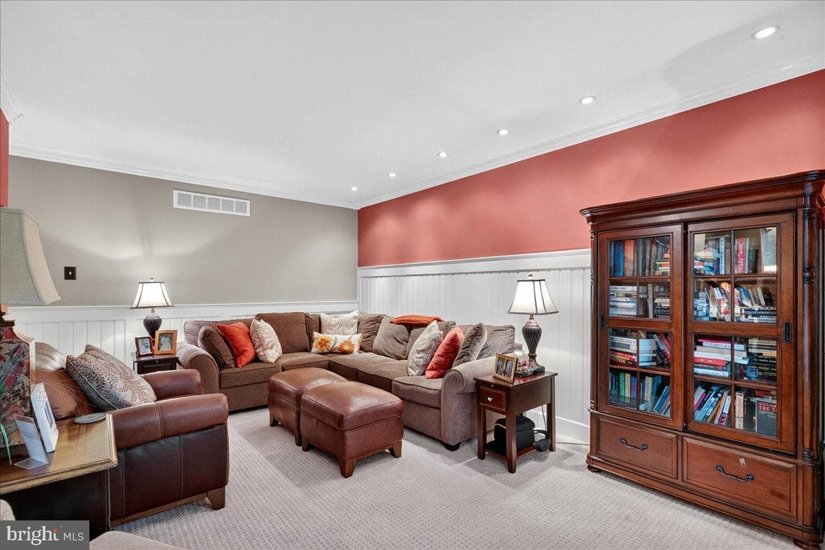 111 Canterbury Lane photo 4