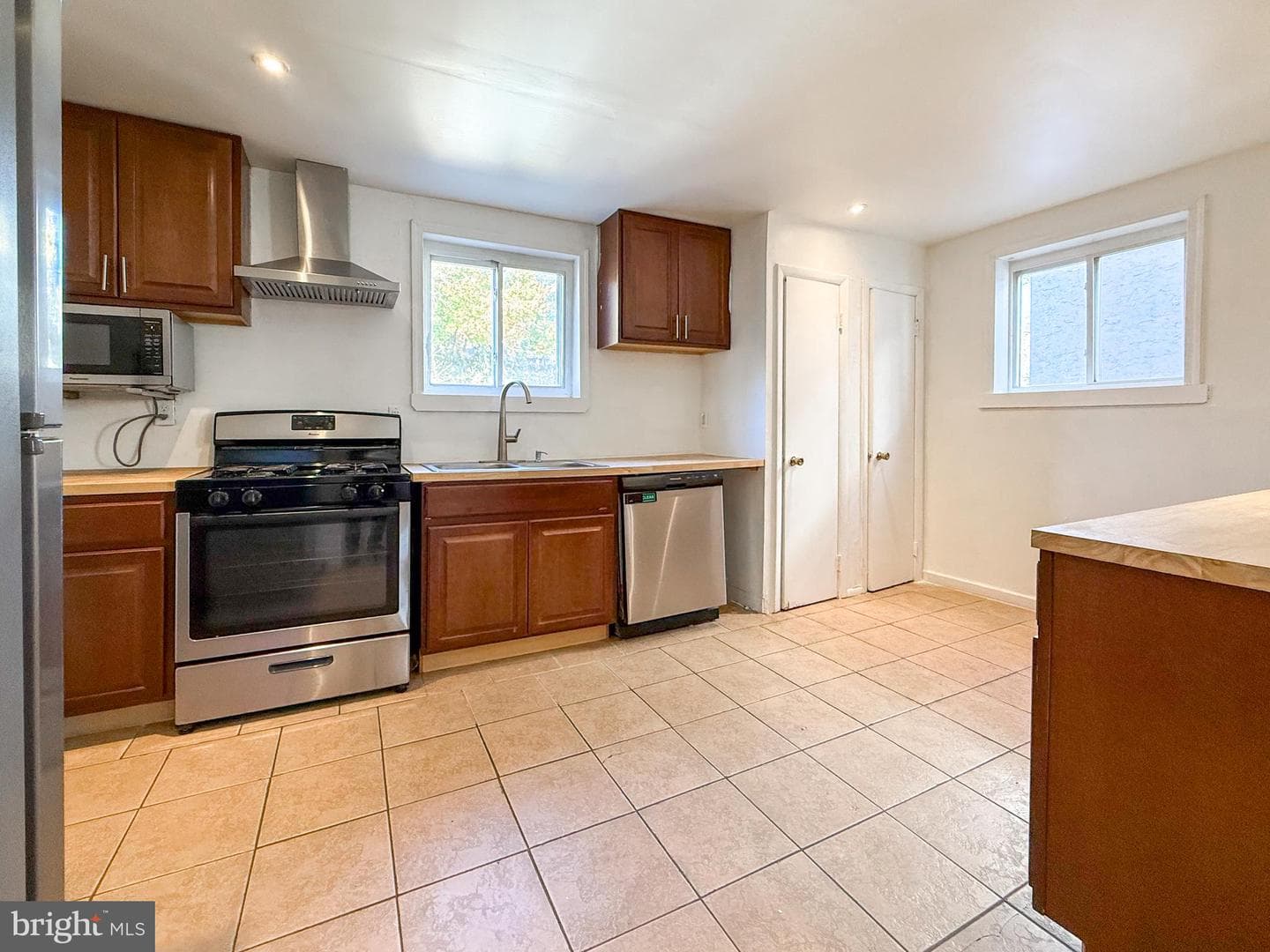 825 Kohn Street photo 9