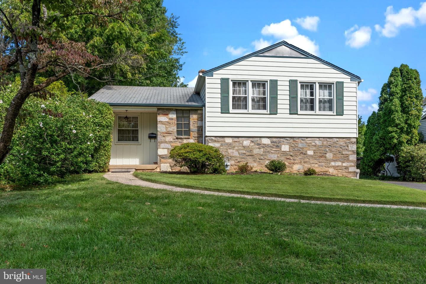 326 Winding Way photo 1
