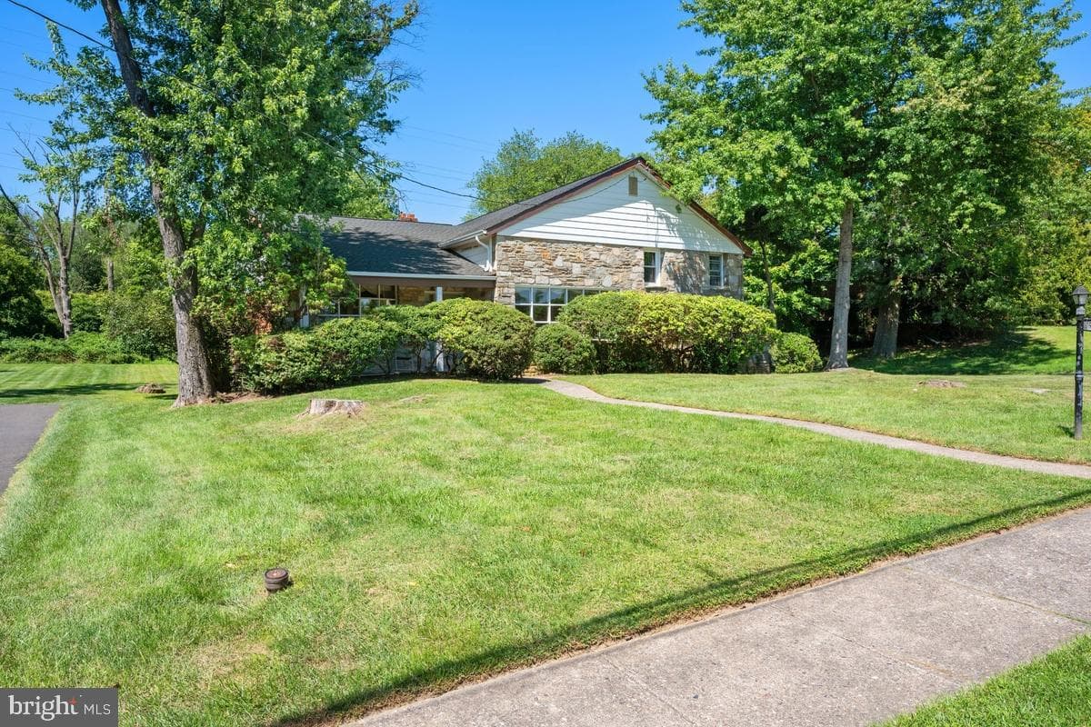 1943 Fawn Drive photo 1