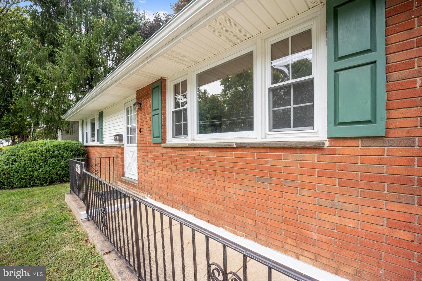 906 Maple Avenue photo 3