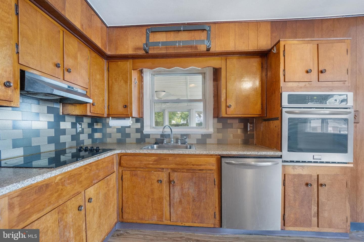 906 Maple Avenue photo 5