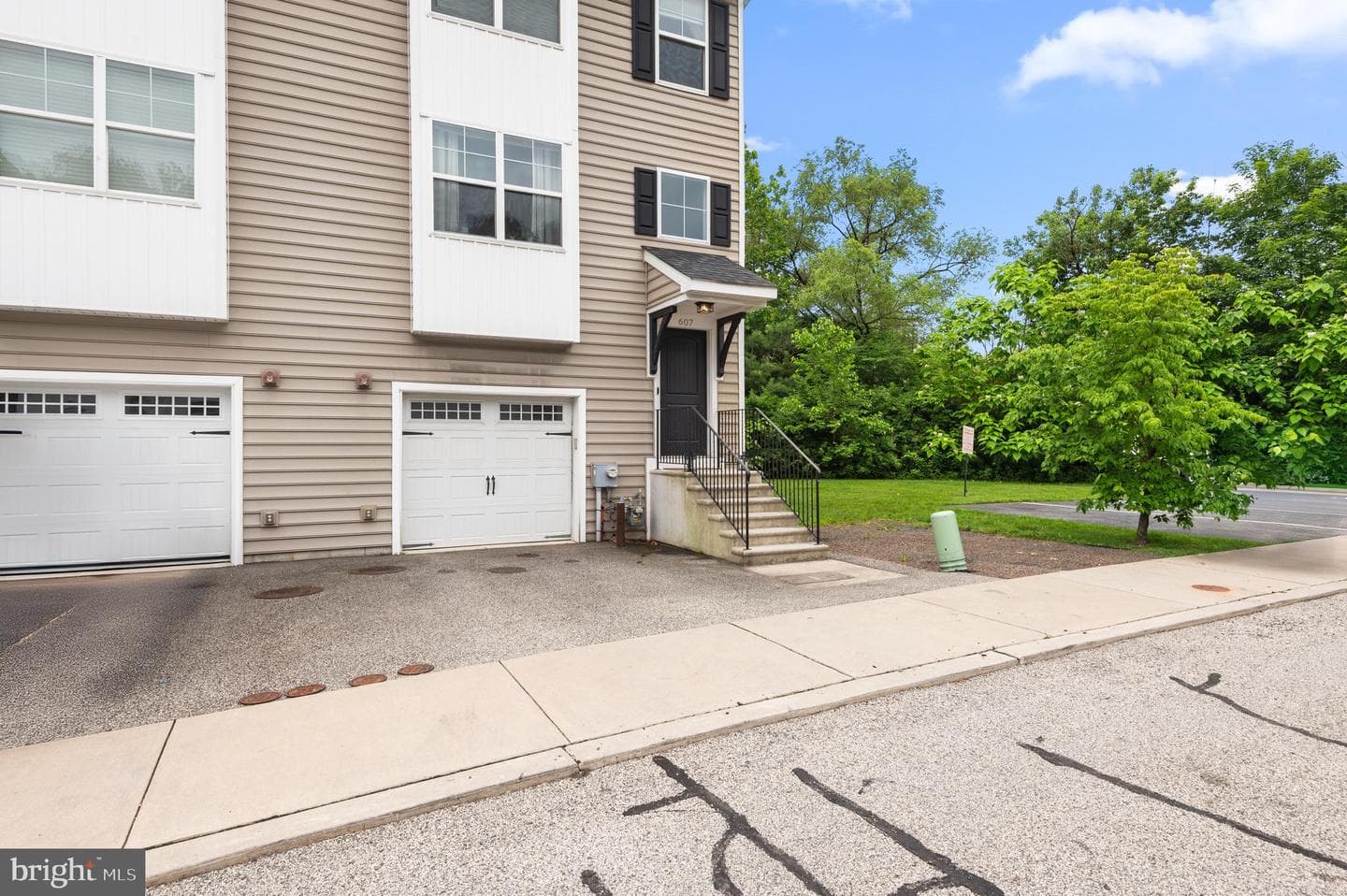 607 Apple Street photo 2