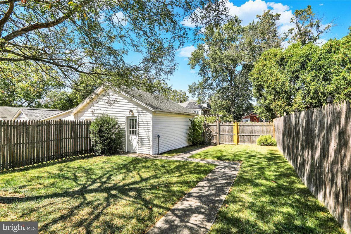 813 N Franklin Street photo 29