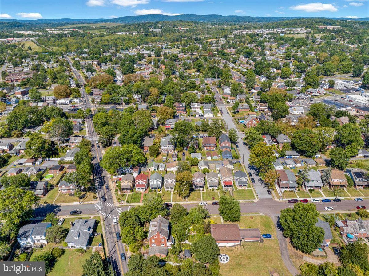 813 N Franklin Street photo 48