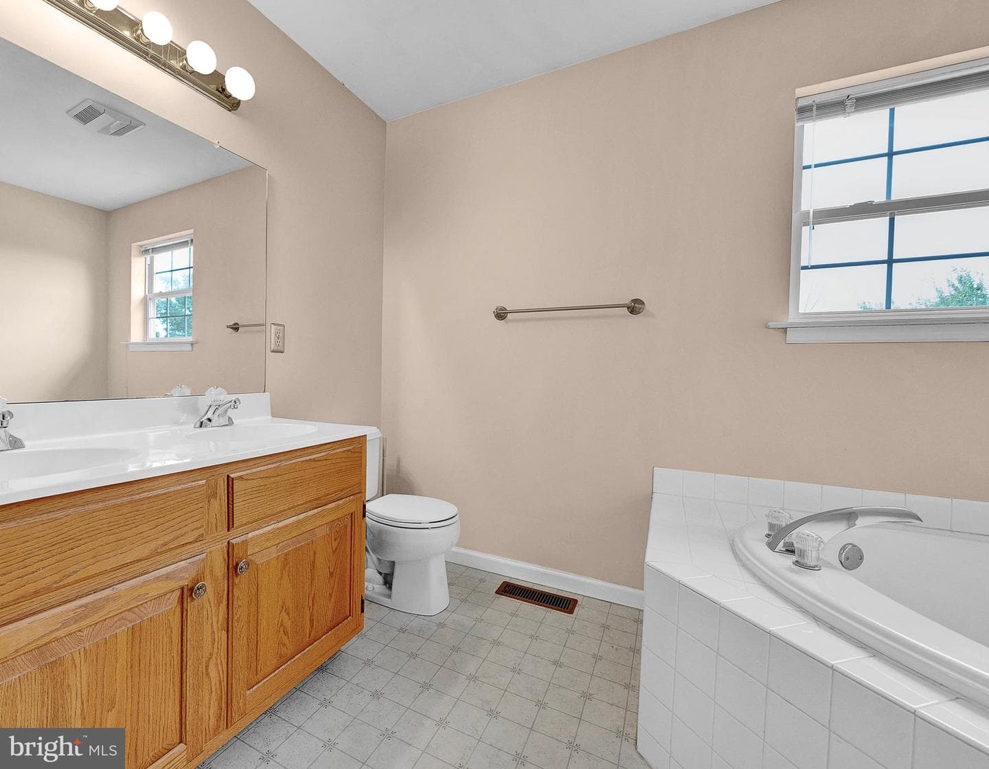 1005 Dorchester Lane photo 19