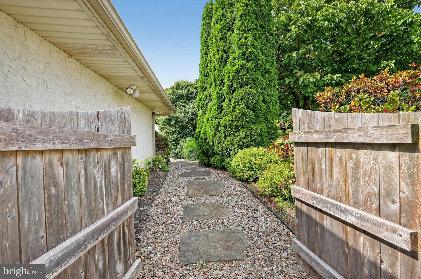 657 Pembroke Road photo 5