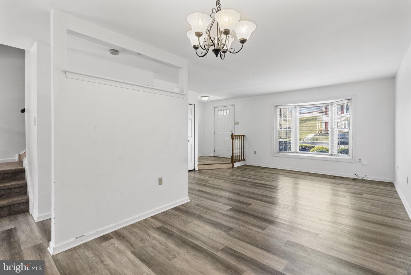 524 Oaktree Court photo 5