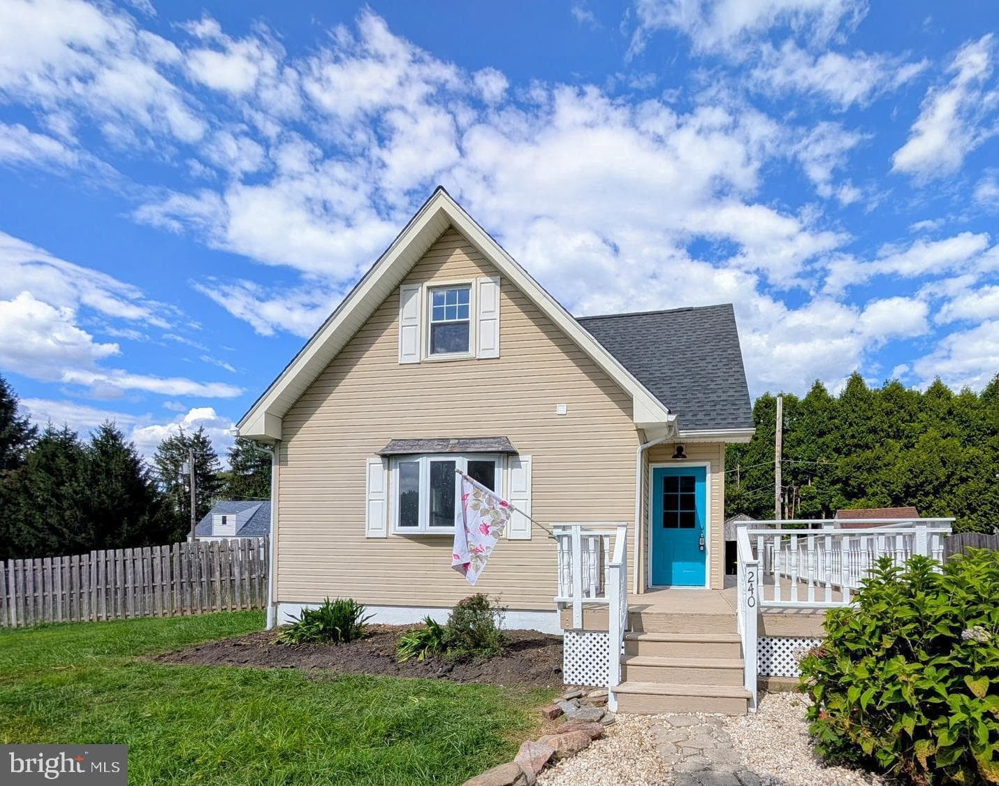 240 Roberts Avenue photo 1
