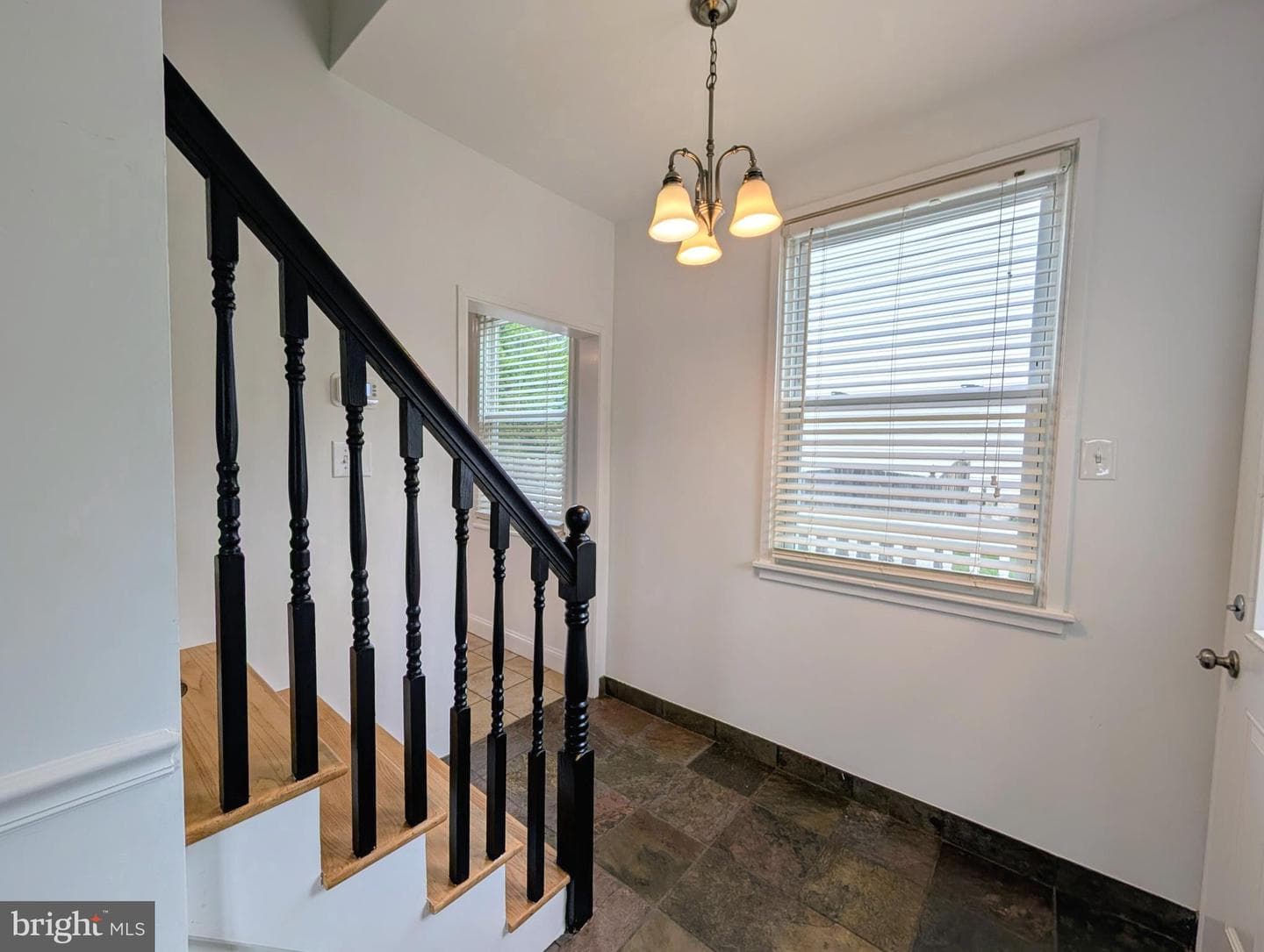 240 Roberts Avenue photo 12
