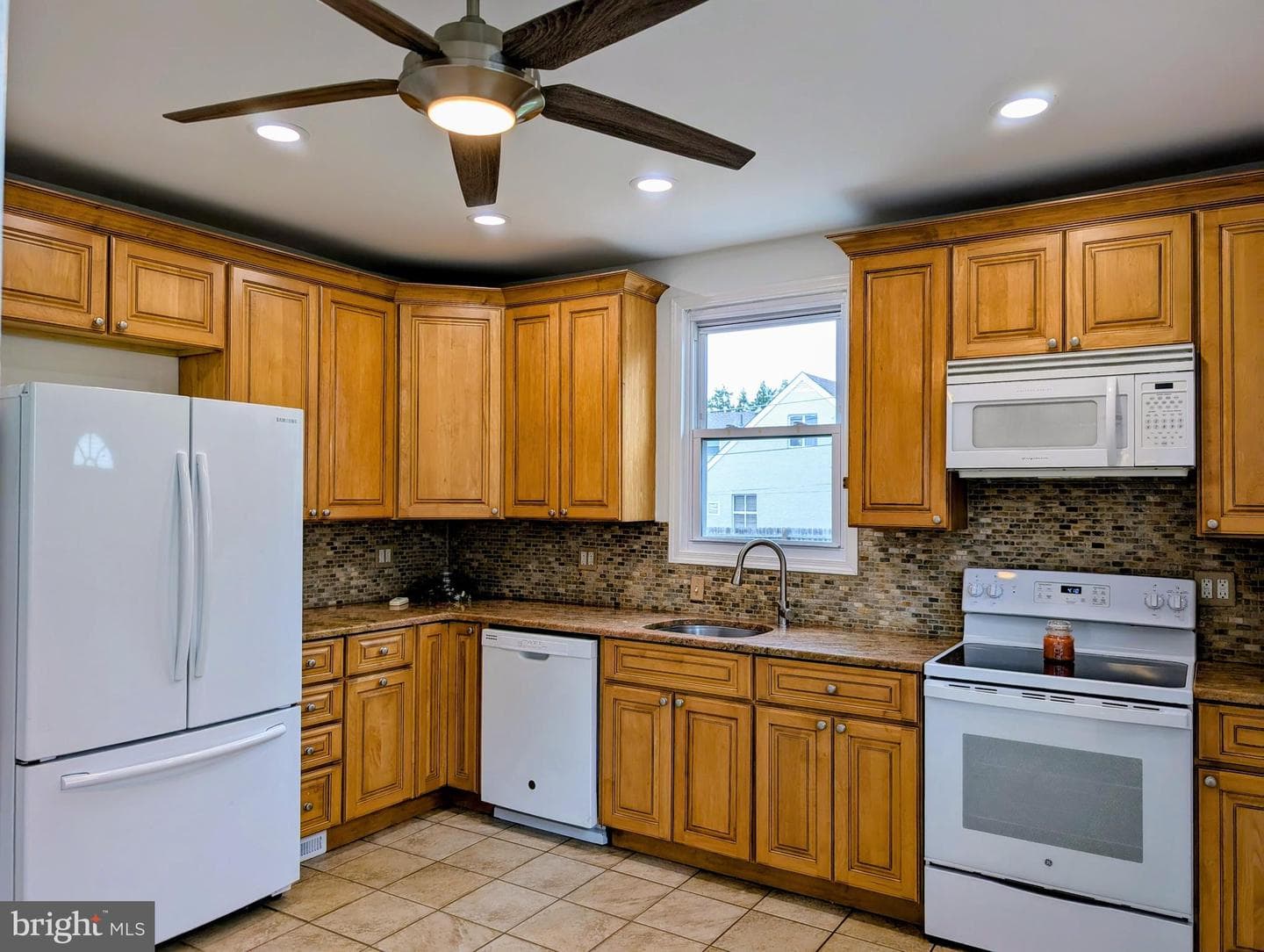240 Roberts Avenue photo 14