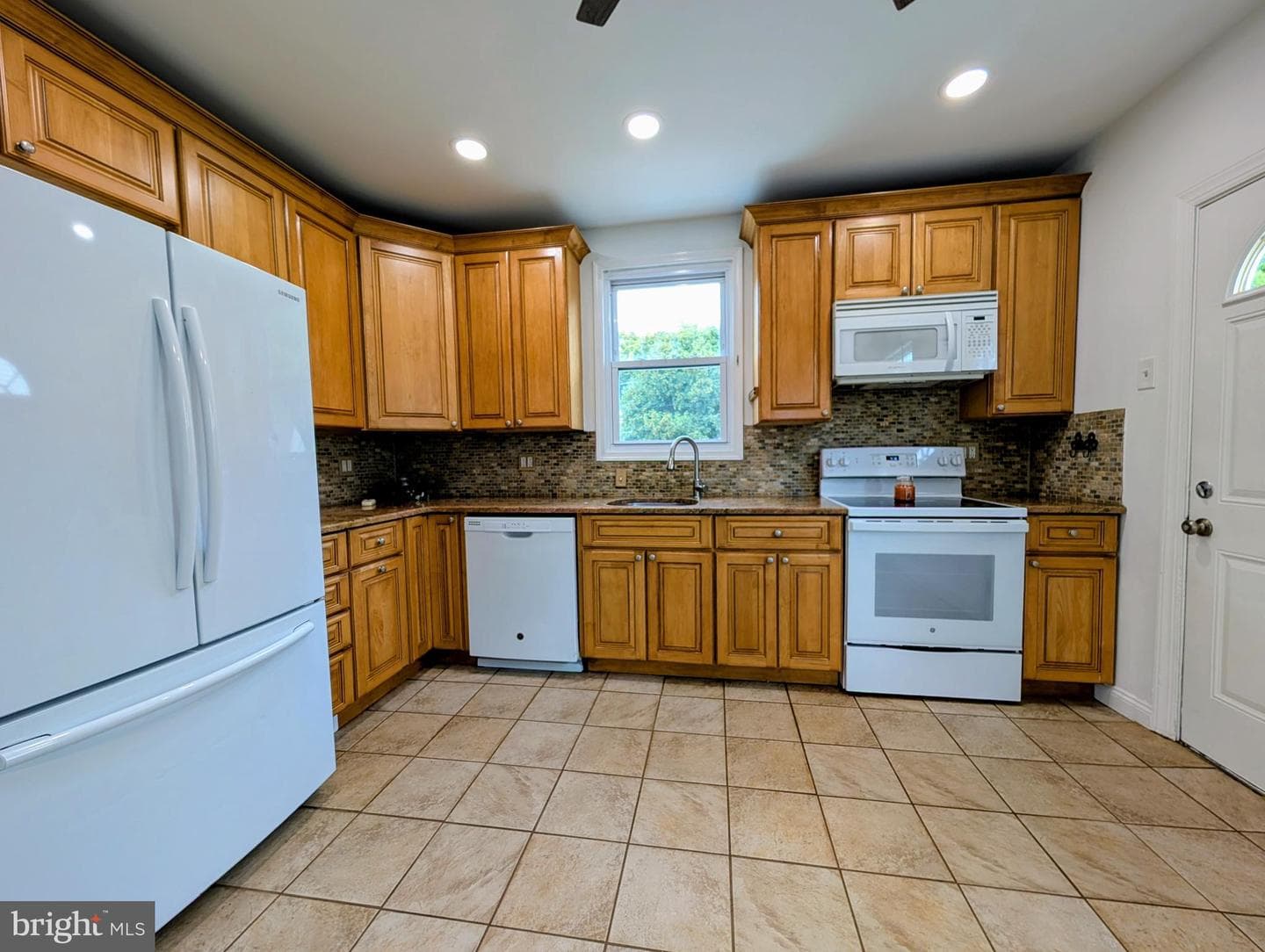 240 Roberts Avenue photo 15