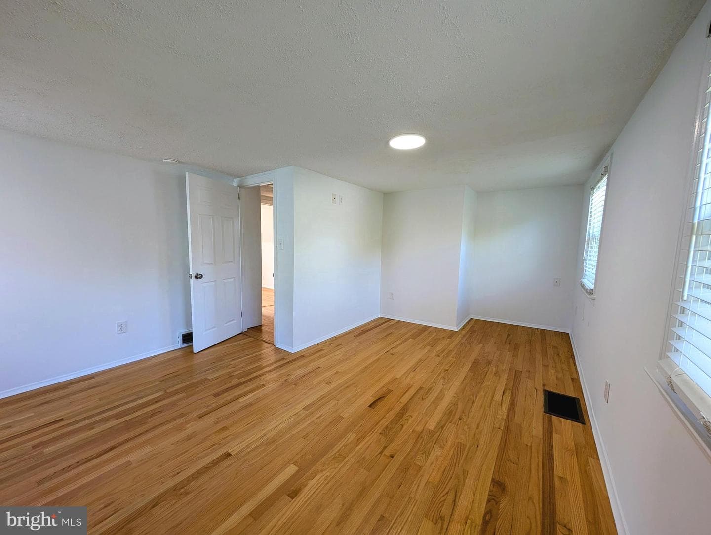 240 Roberts Avenue photo 31