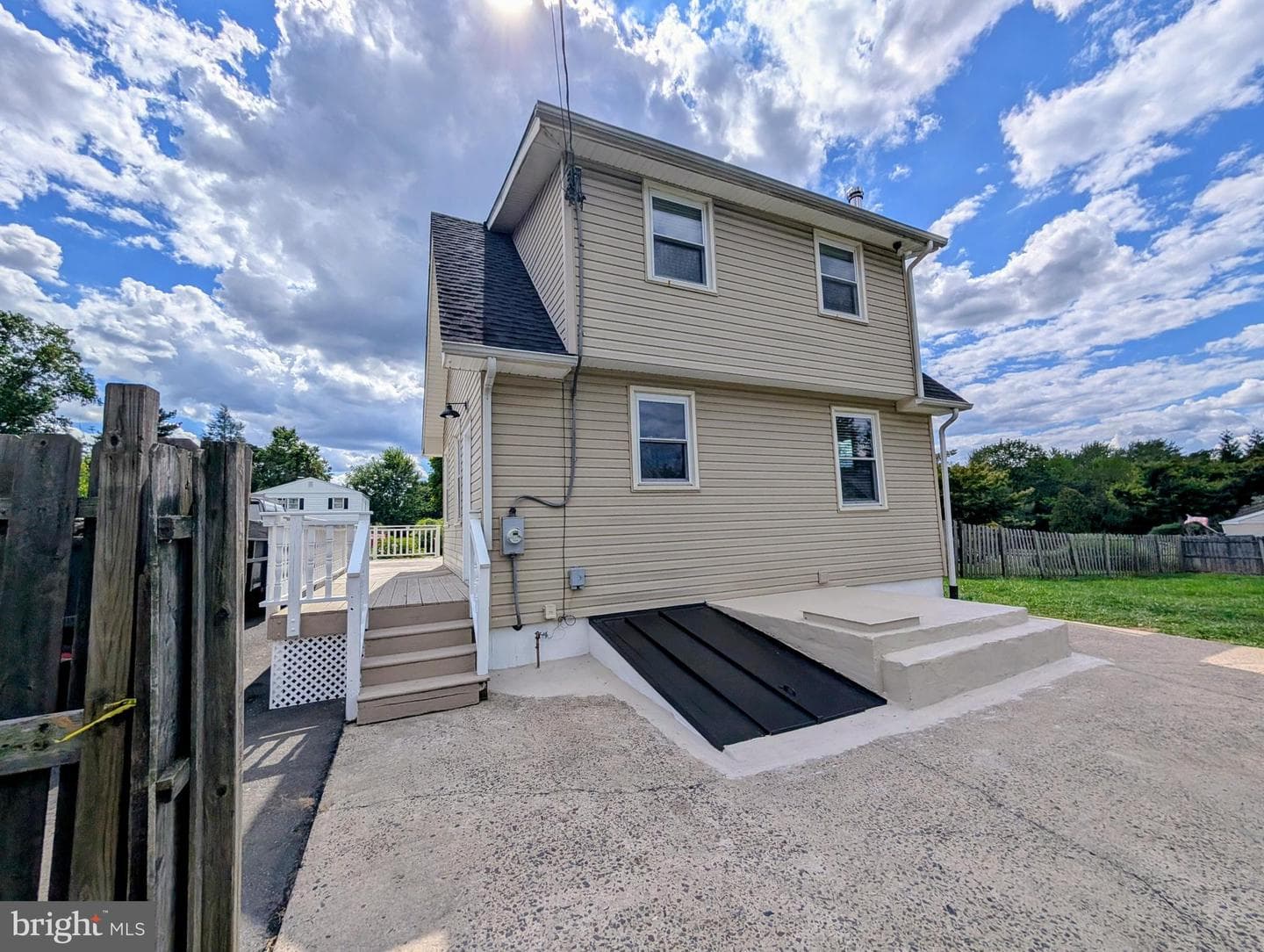 240 Roberts Avenue photo 9