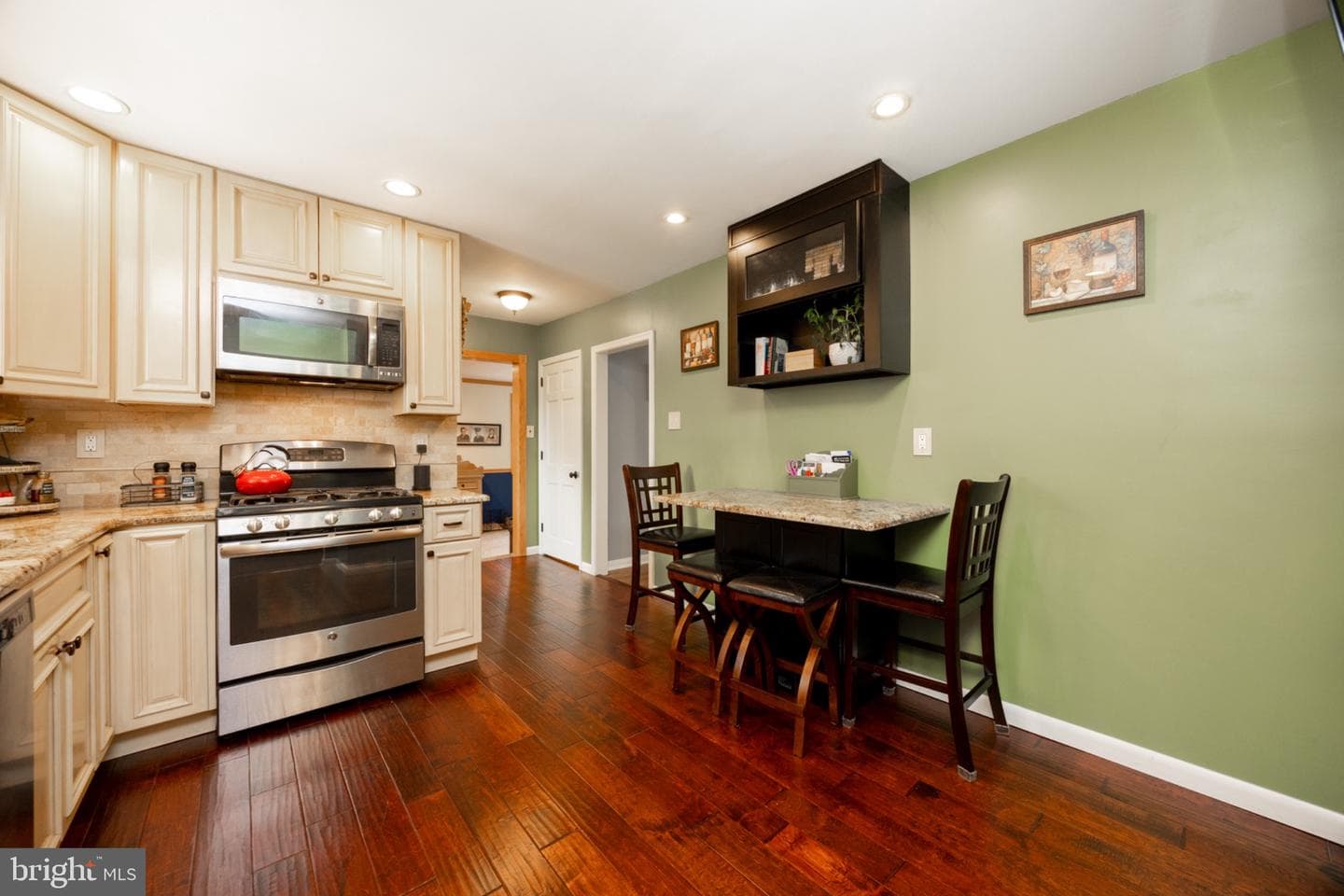 709 N Henderson Road photo 13