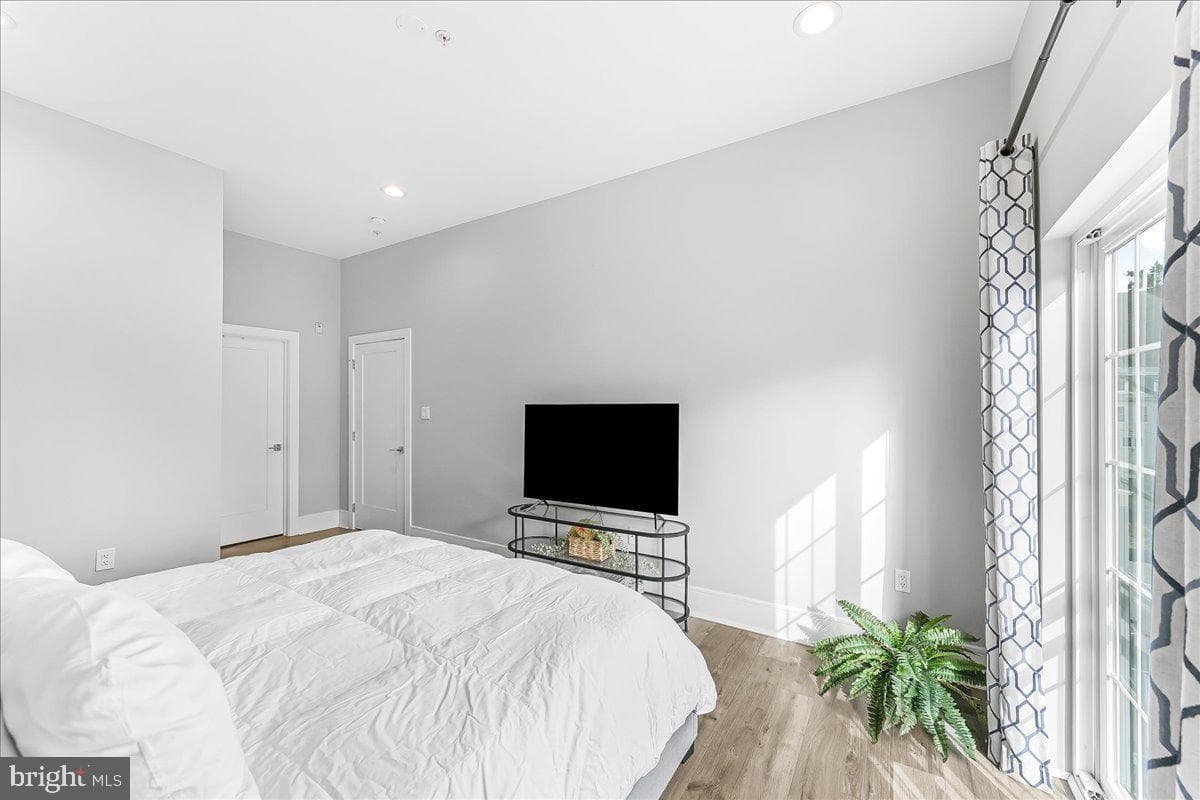 537 Apple Street #302 photo 22
