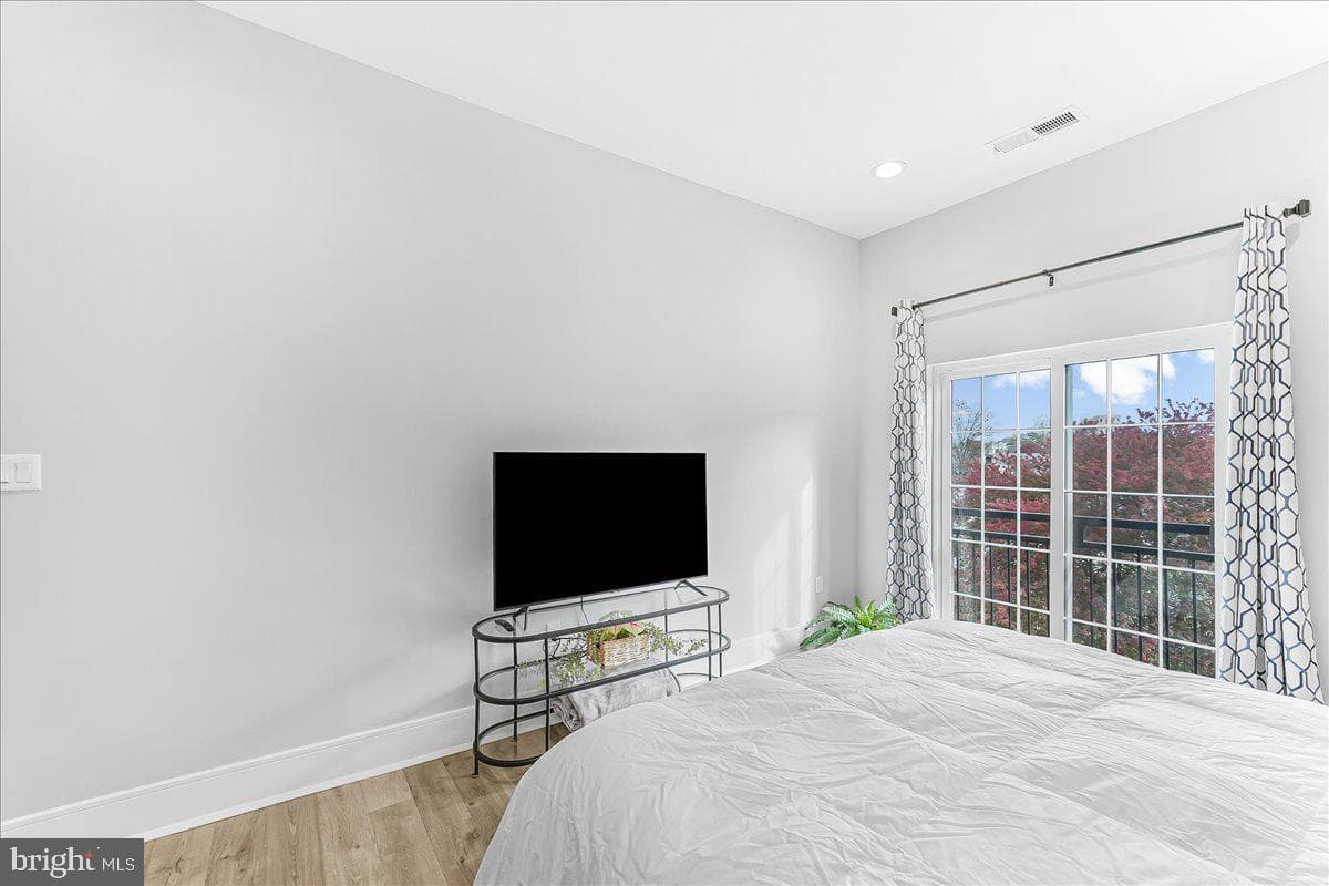 537 Apple Street #302 photo 23