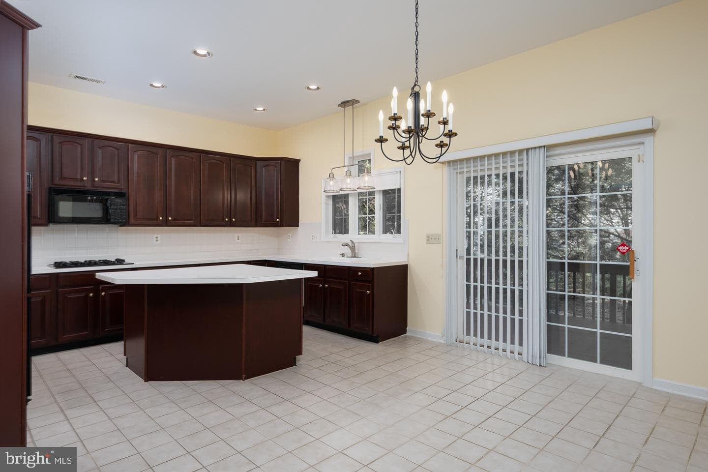 553 Exeter Court photo 11