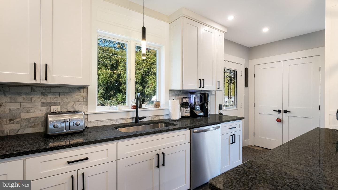 1104 N York Road photo 16