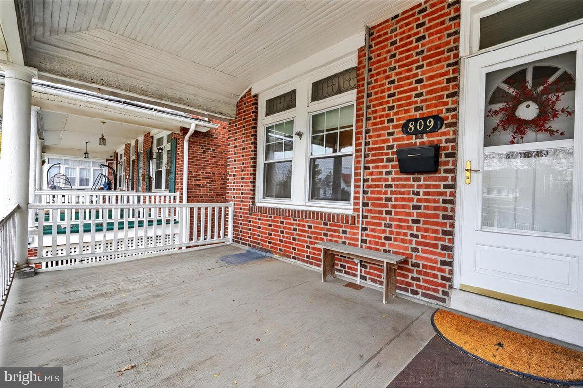 809 Stanbridge Street photo 3