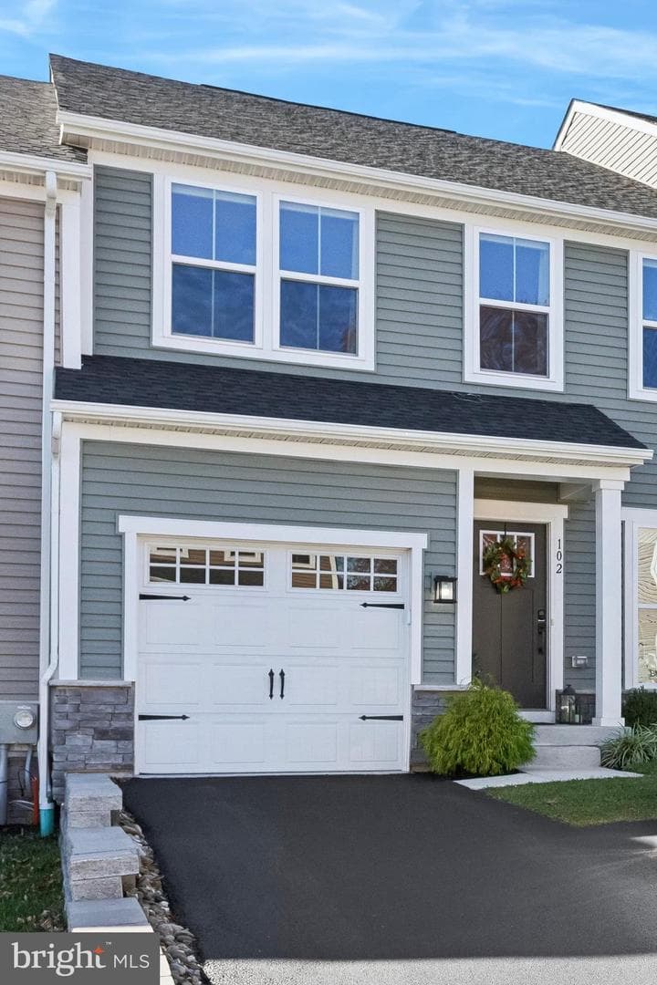102 Sterling Drive photo 3