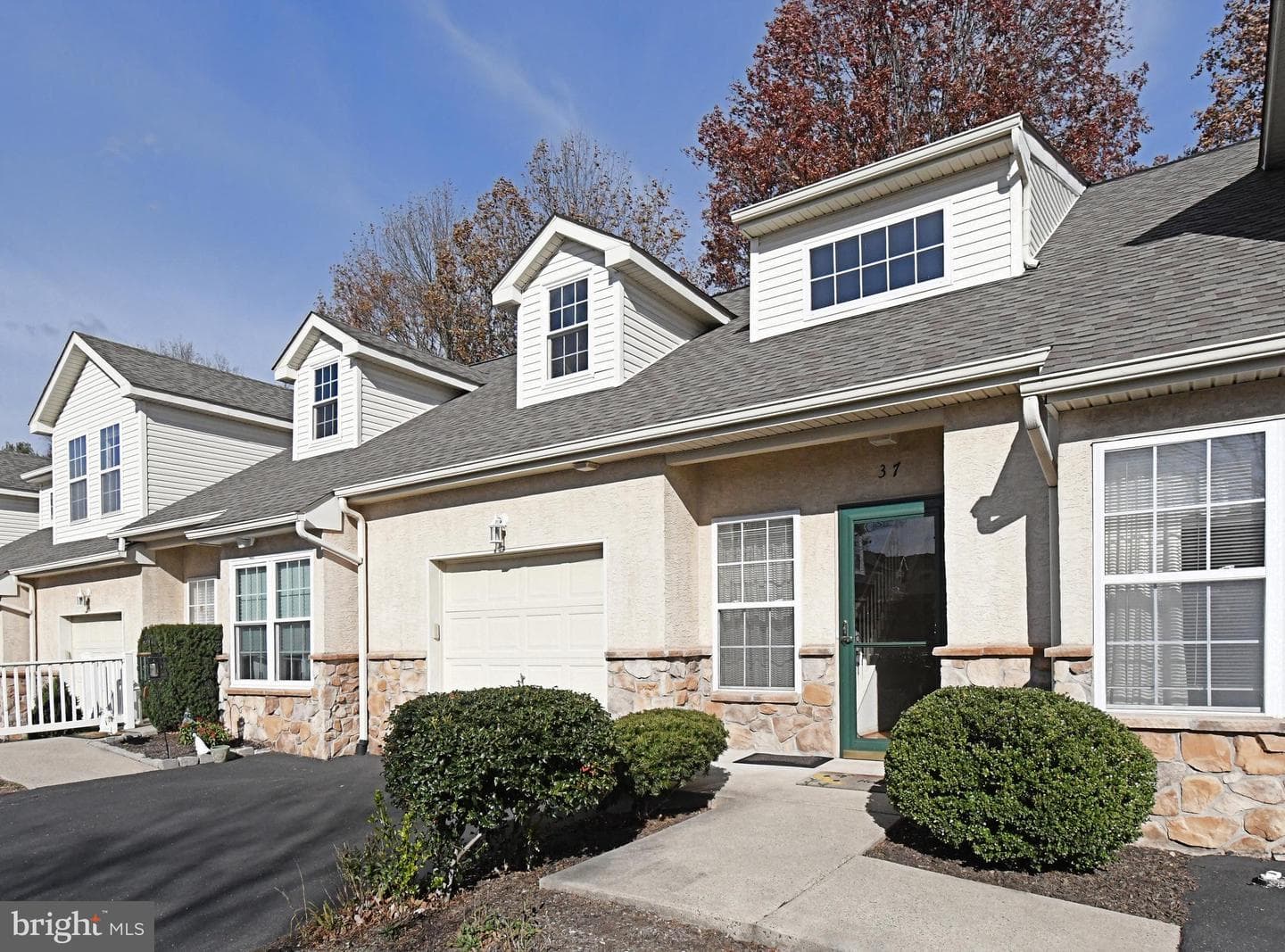 37 Stuart Dr photo 1