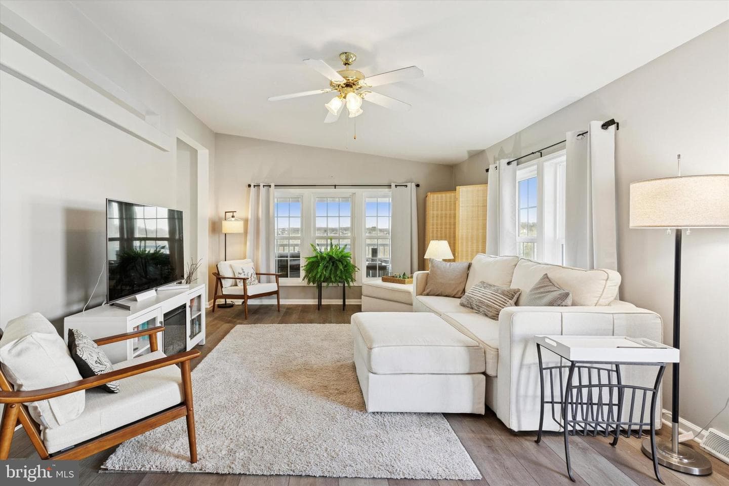 1077 Scenic View Drive photo 4