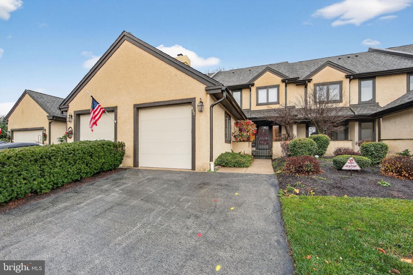 932 Hedgerow Court photo 1