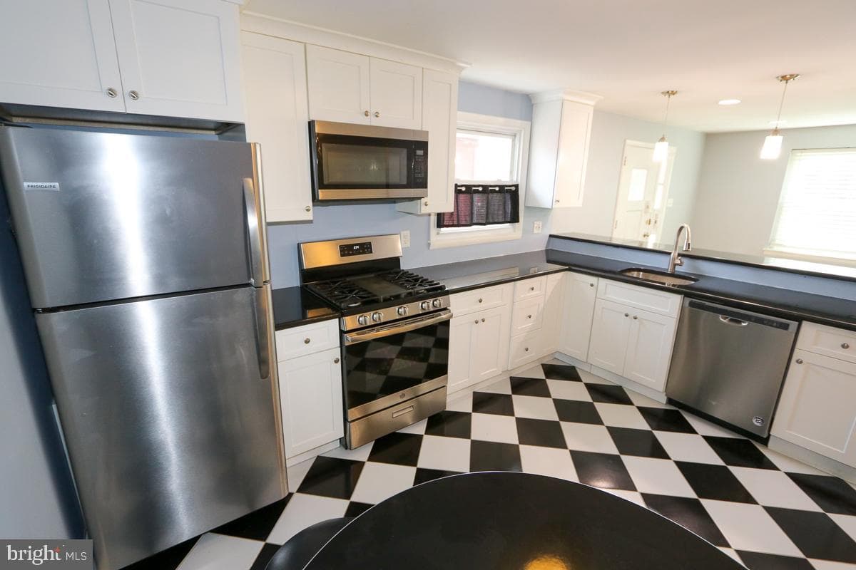 605 Burke Avenue photo 22
