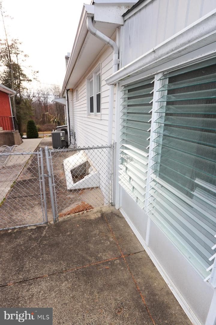 605 Burke Avenue photo 46