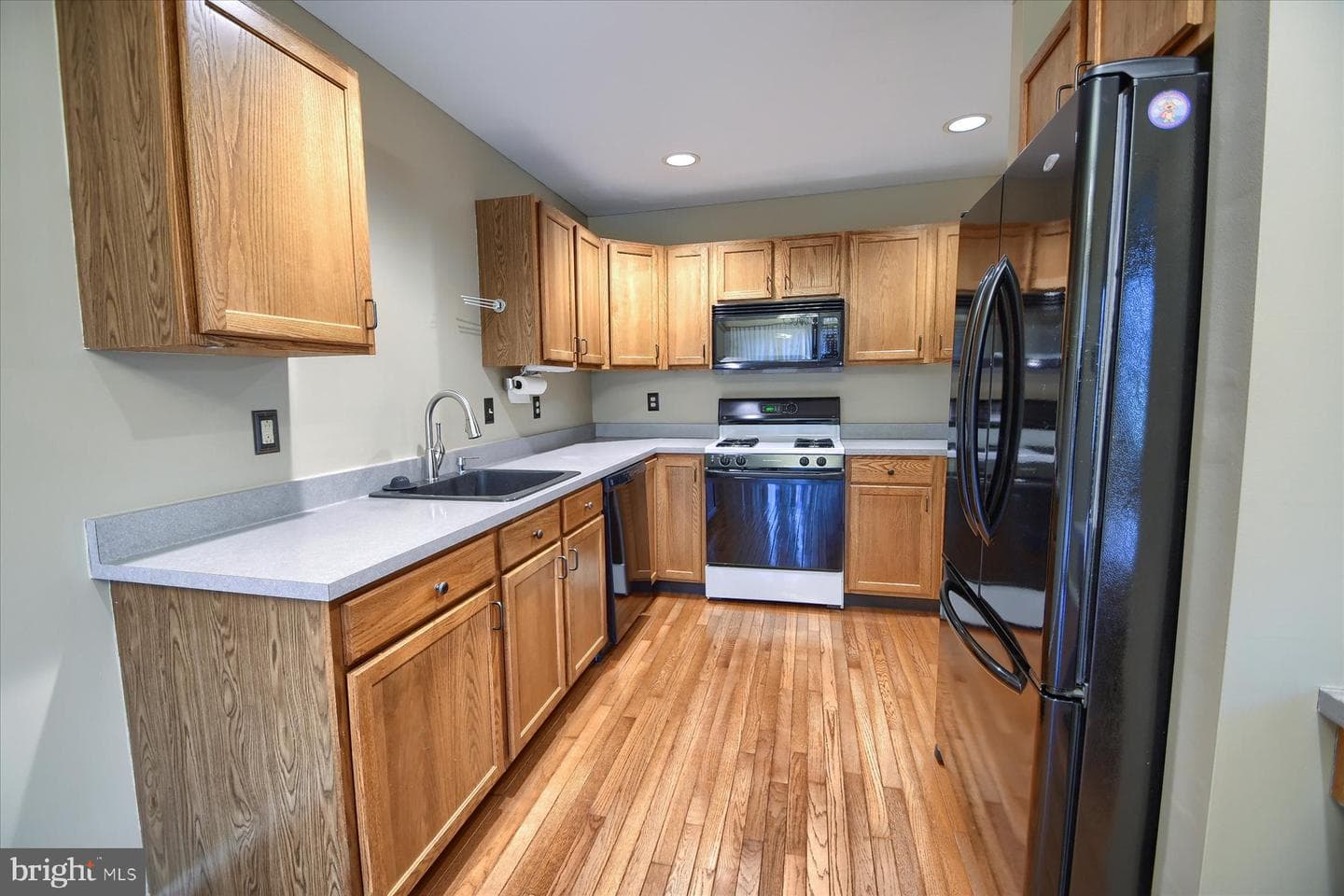557 Broxton Court photo 8
