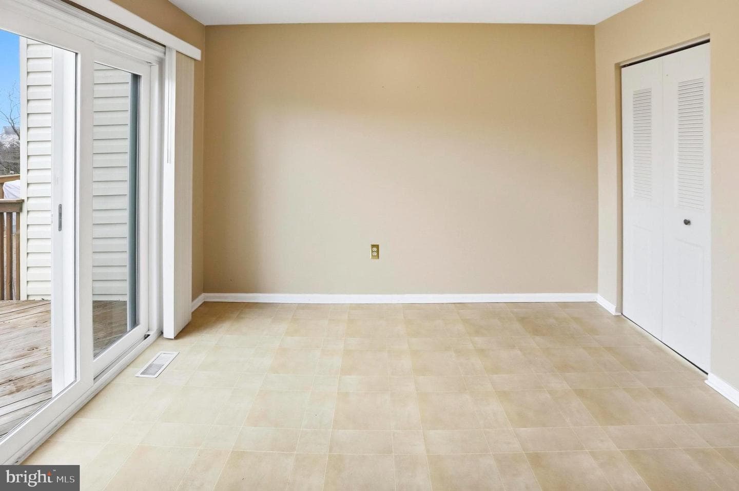 1405 Village Green Drive photo 11