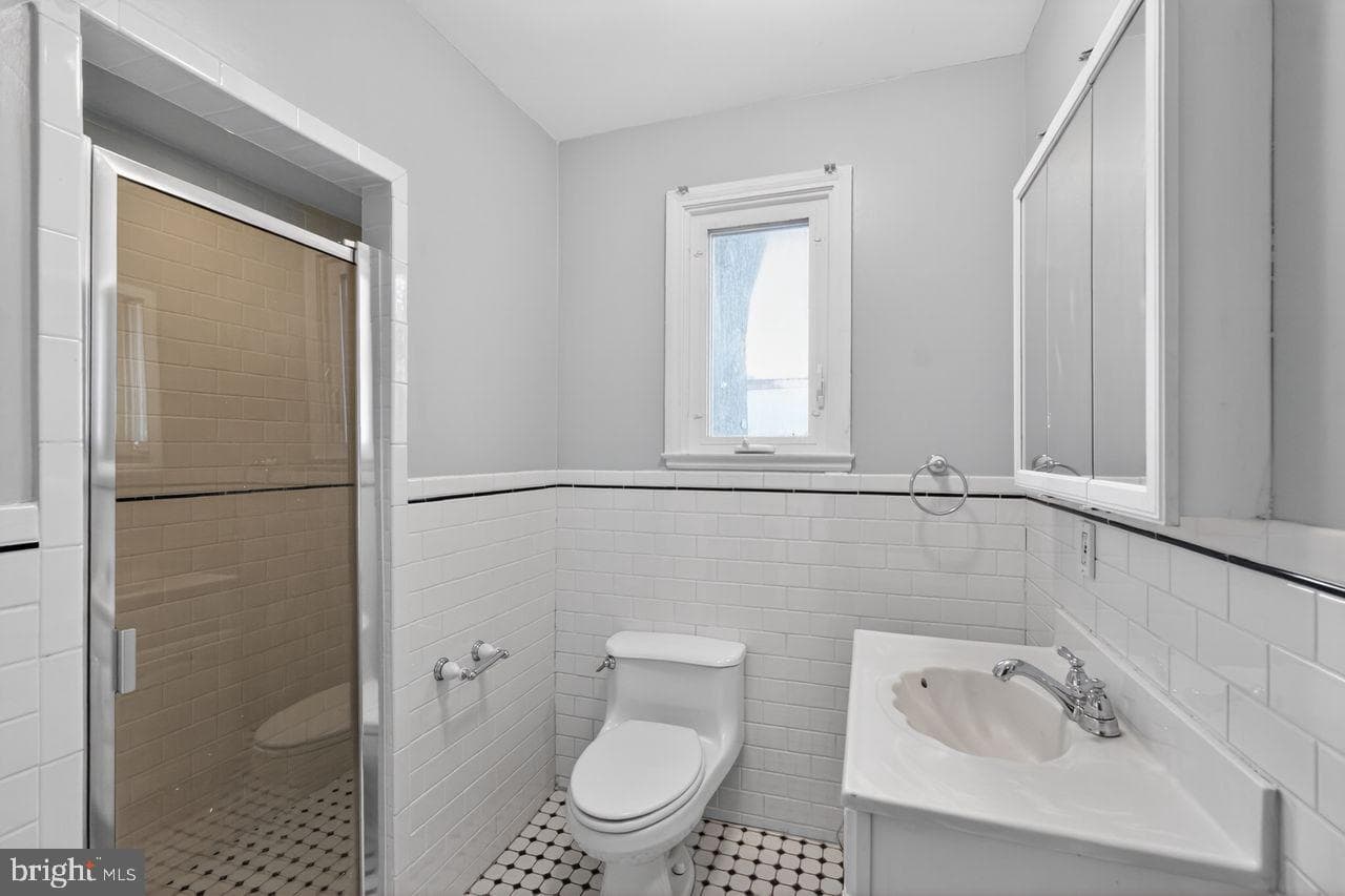 566 S Bethlehem Pike photo 25