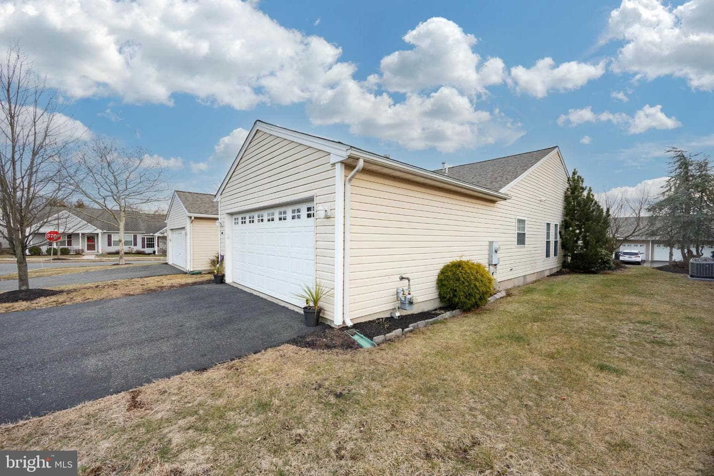 102 W Harmony Drive photo 2
