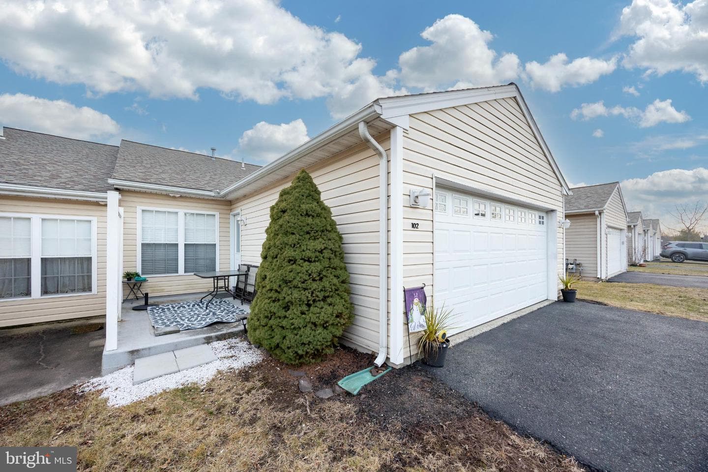 102 W Harmony Drive photo 3
