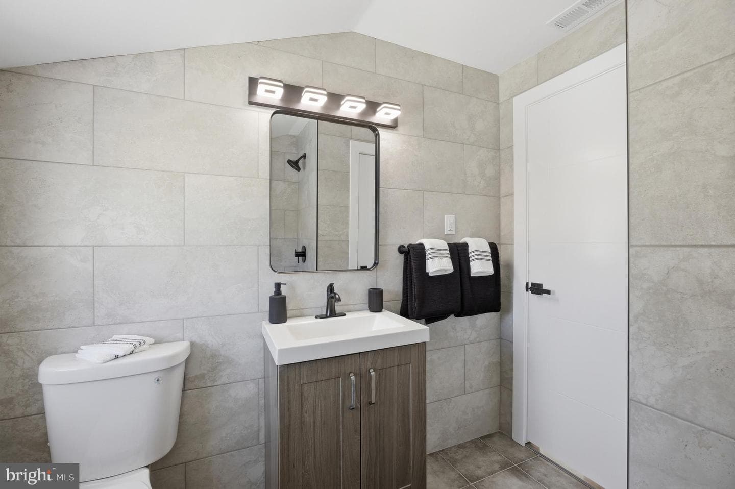8004 Gladstone Road photo 18