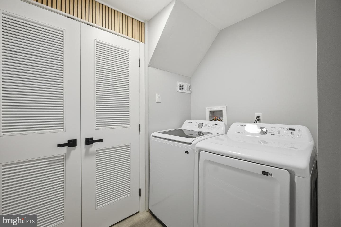8004 Gladstone Road photo 40