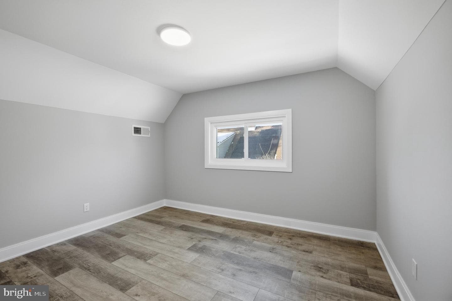8004 Gladstone Road photo 41