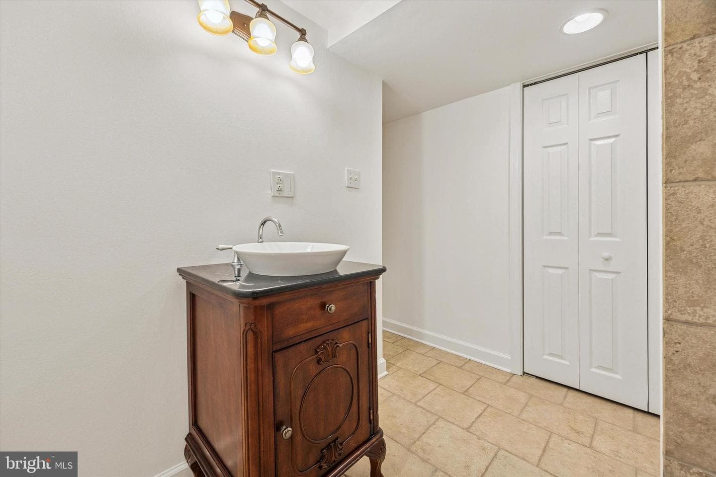 313 E Hector Street photo 22
