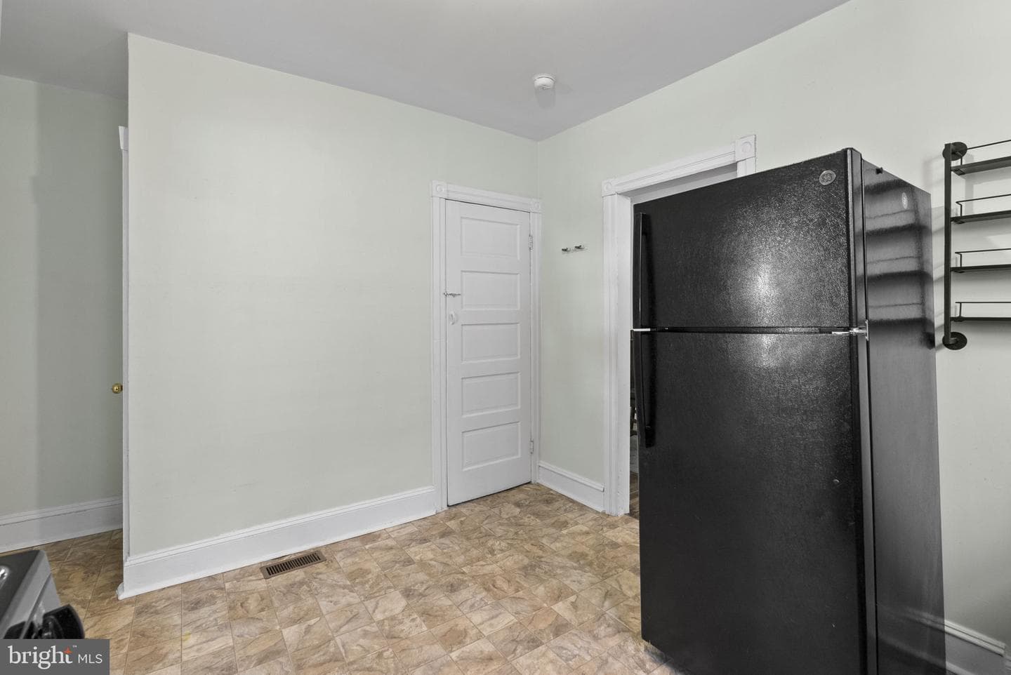 211 E Poplar Street photo 13