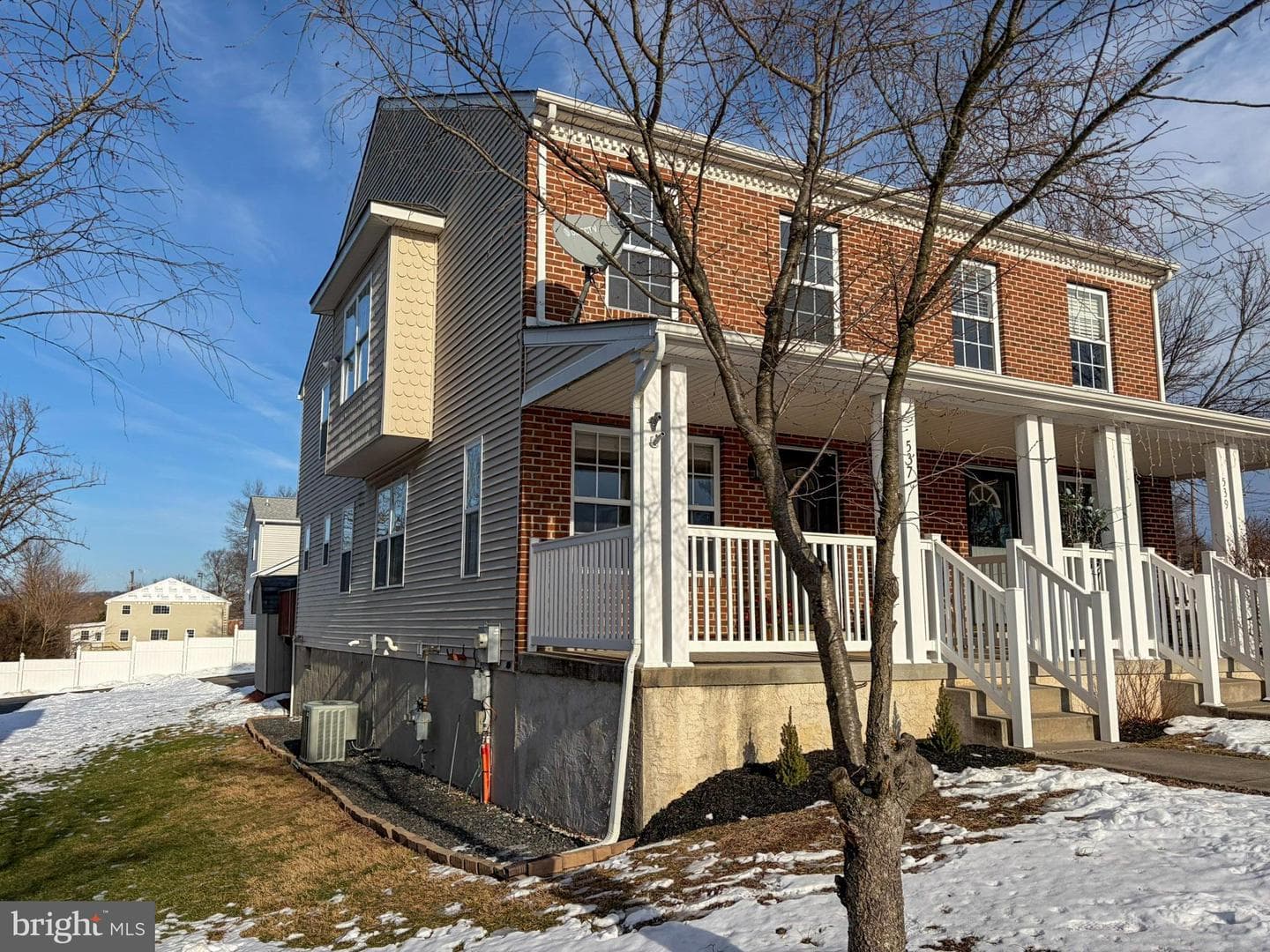 537 May Street photo 3