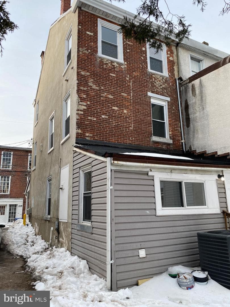 220 Pearl Street photo 3
