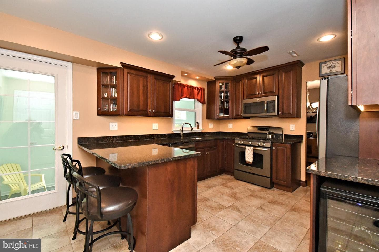 381 Courtland Avenue photo 9
