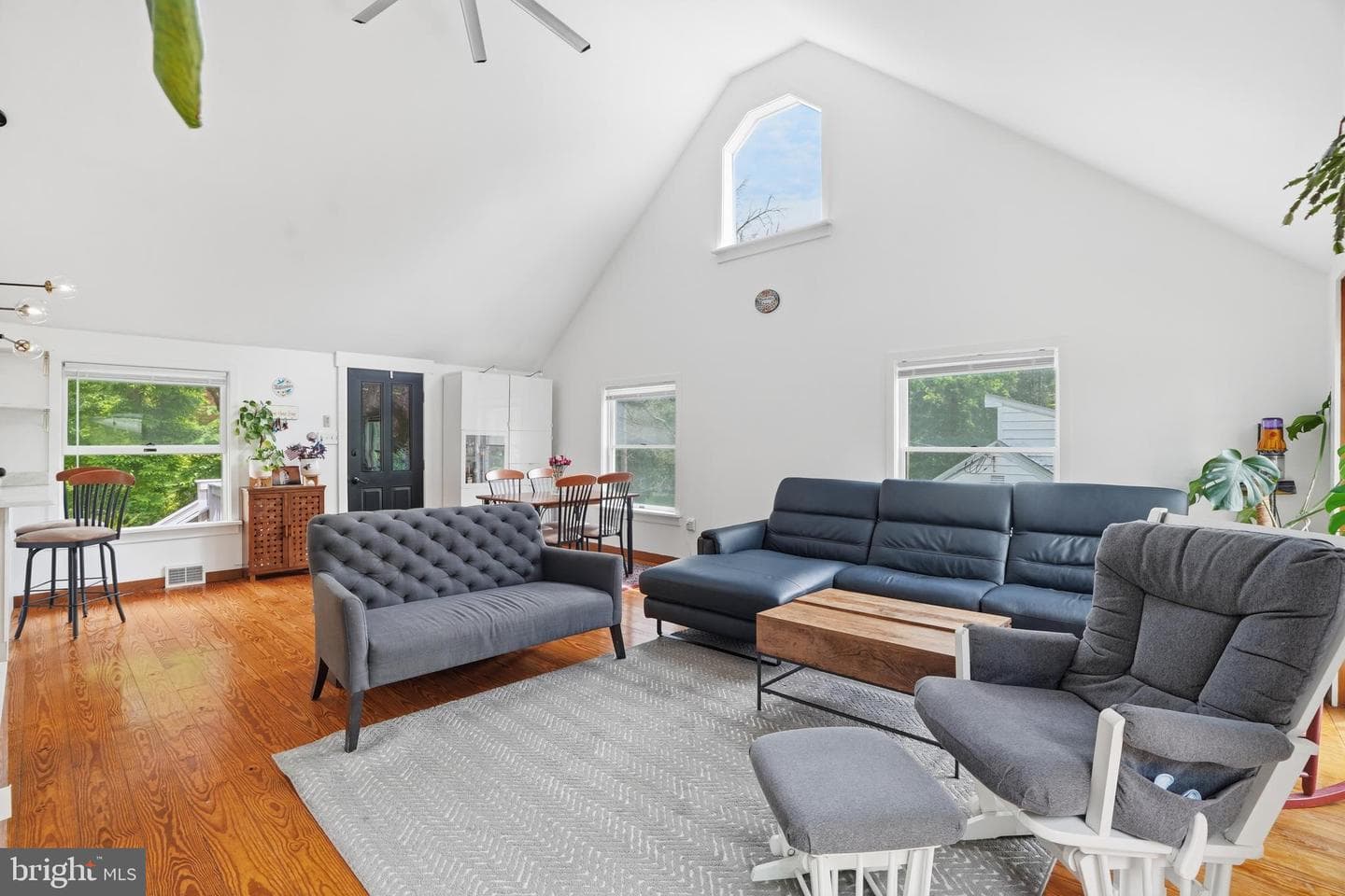 2037 Harts Lane photo 17