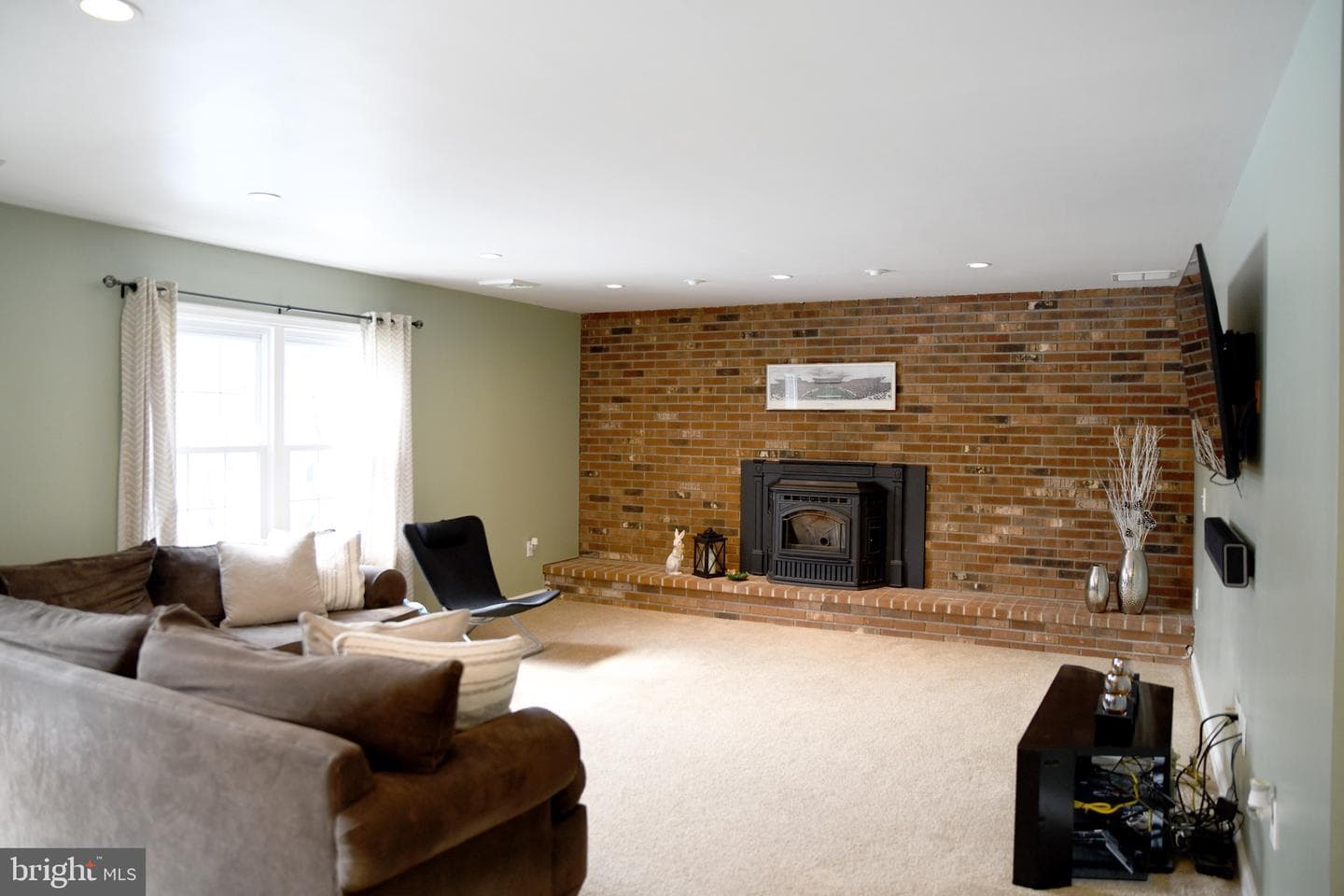 546 Locust Street photo 17