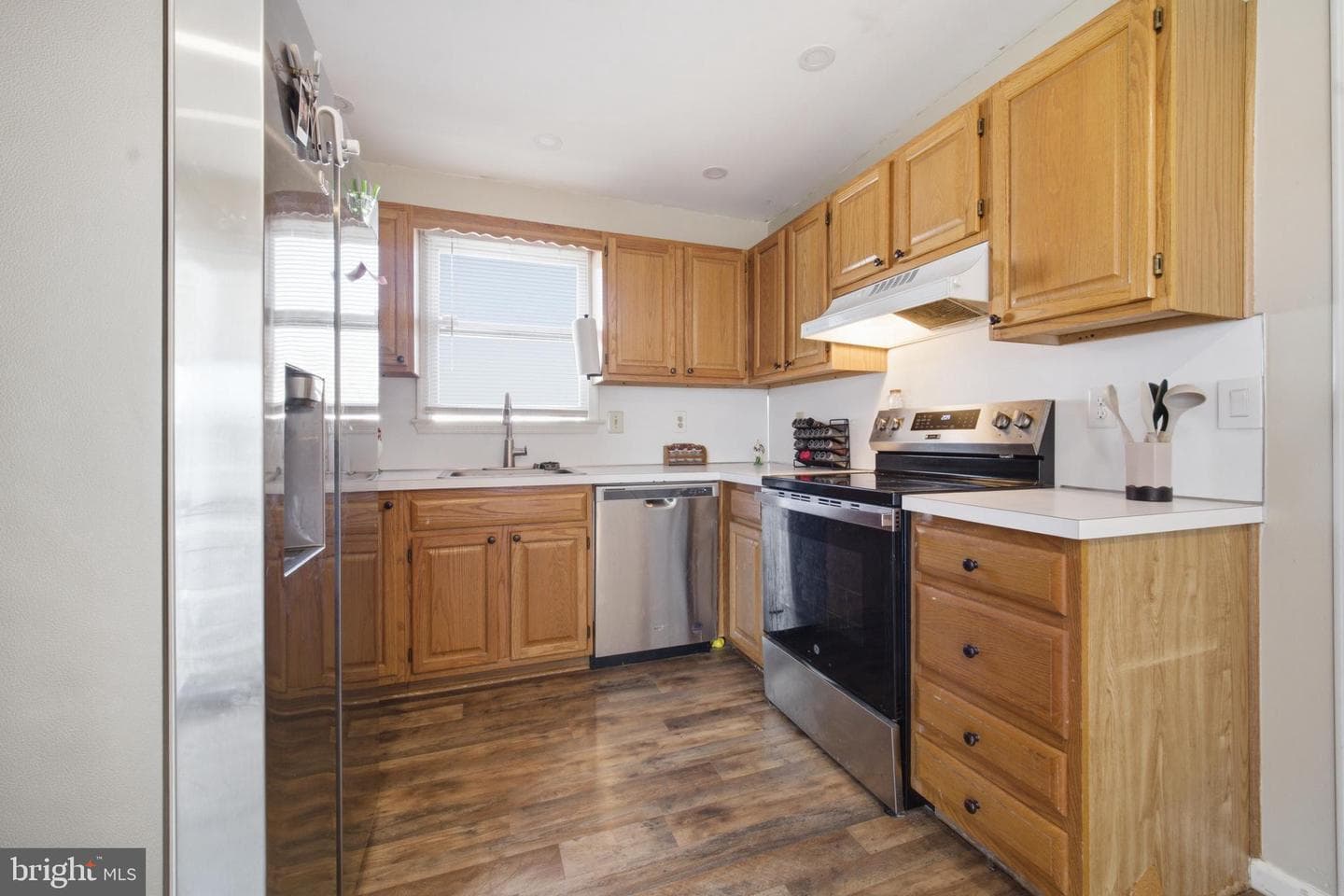 545 W 6th Street photo 9