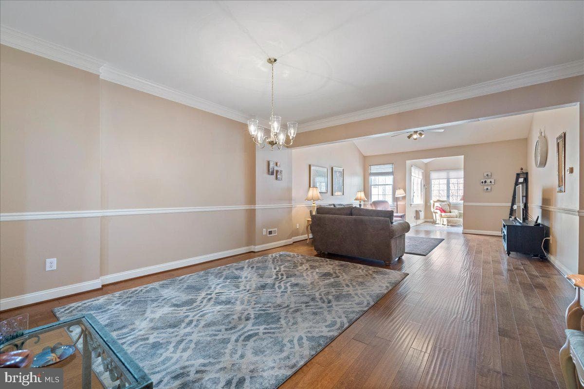 327 Melbourne Way photo 7