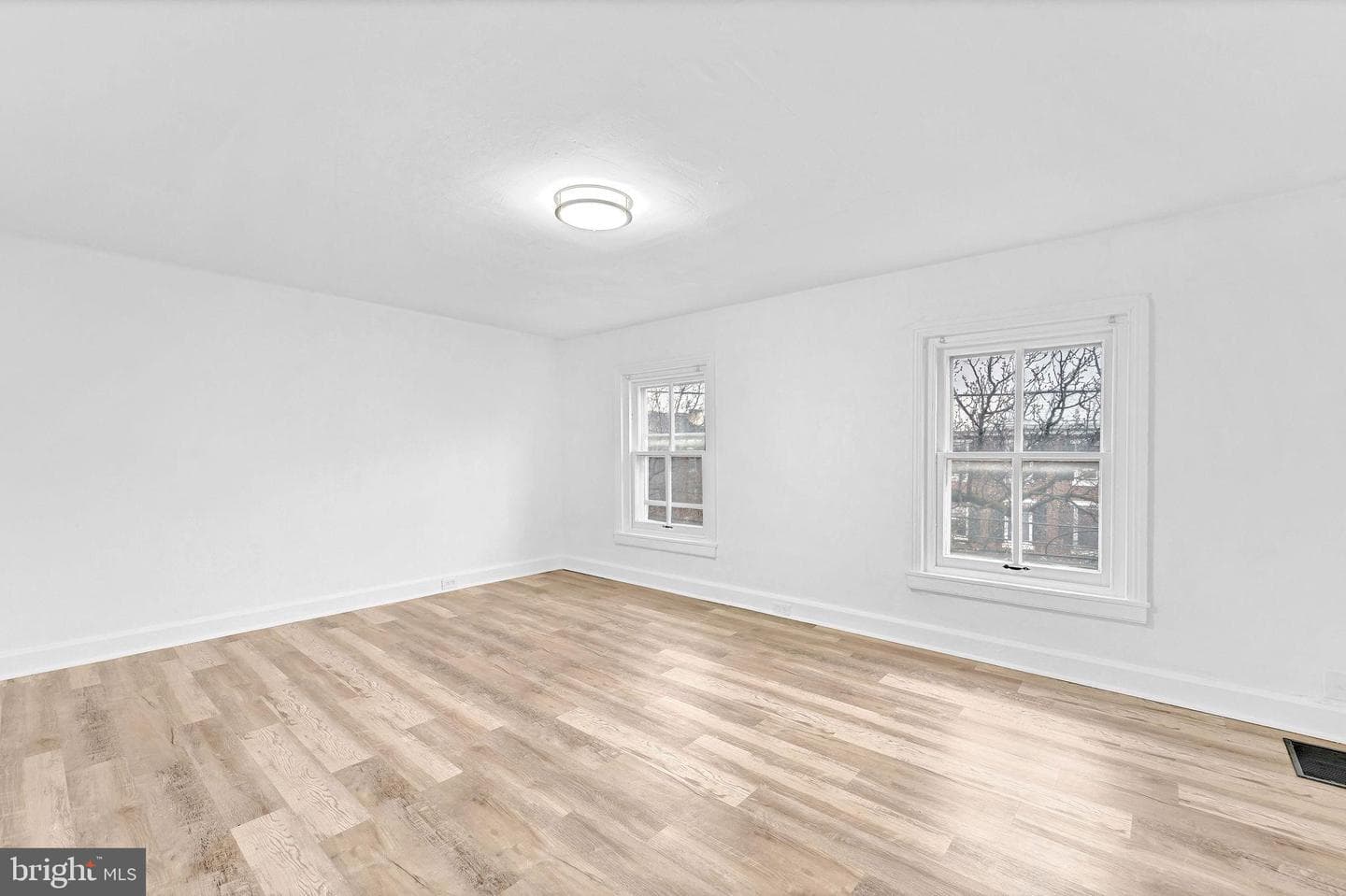 28 W Airy Street photo 16