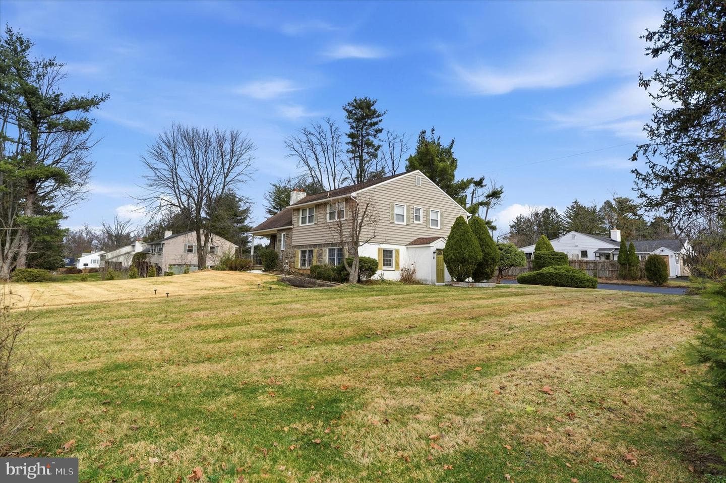 898 Crestline Drive photo 3